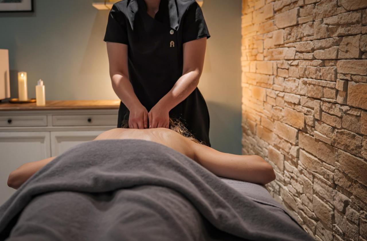 Hotel R\u00E9sidence de France La Rochelle  Exterior foto A massage therapist treating a patient